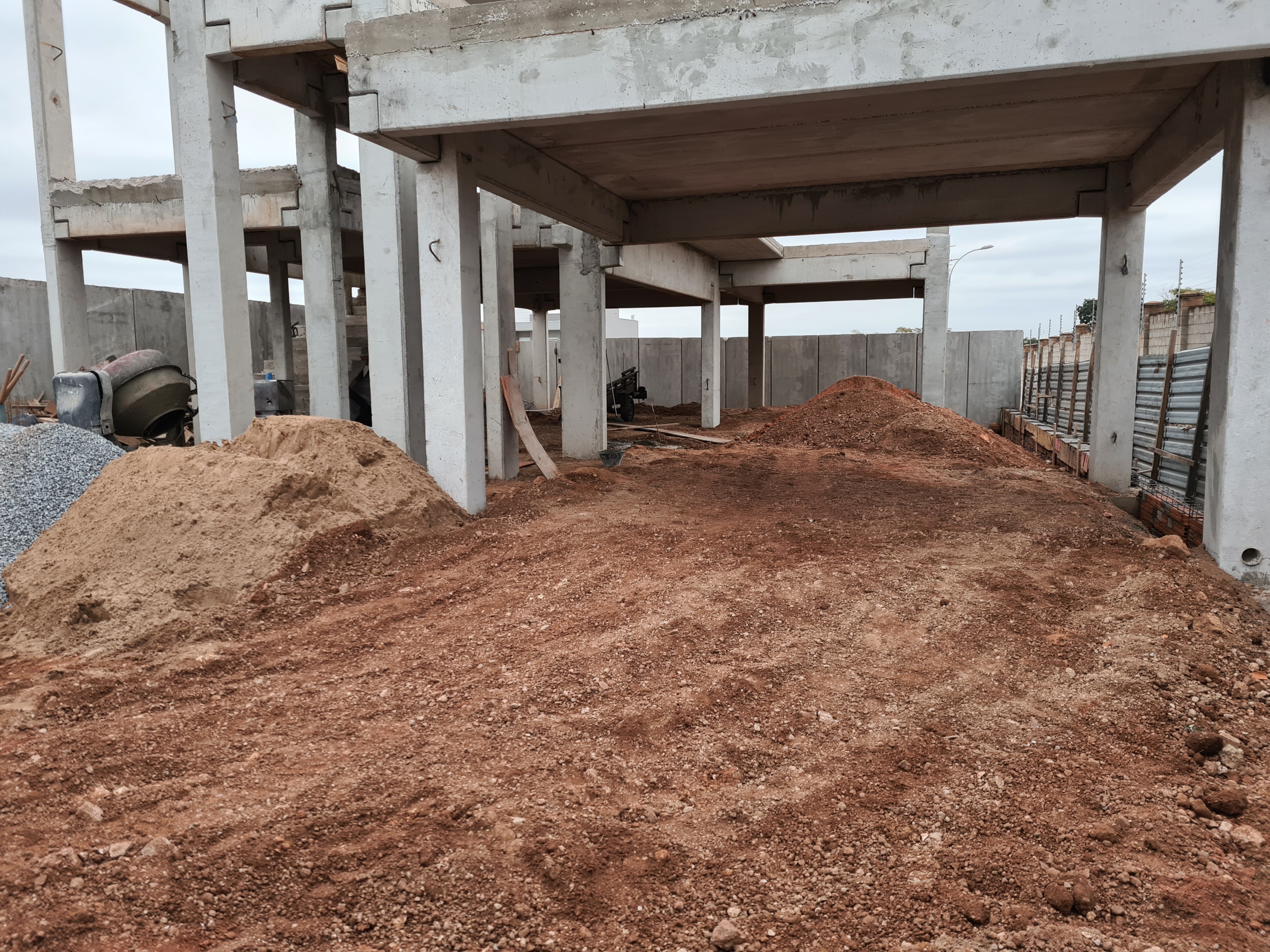 Fachada comercial em construção