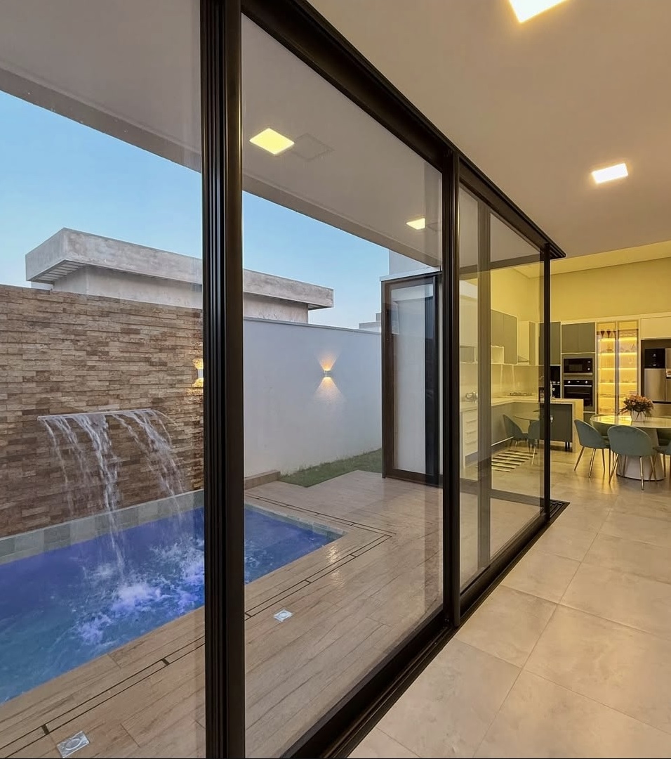 Corredor interno bem iluminado