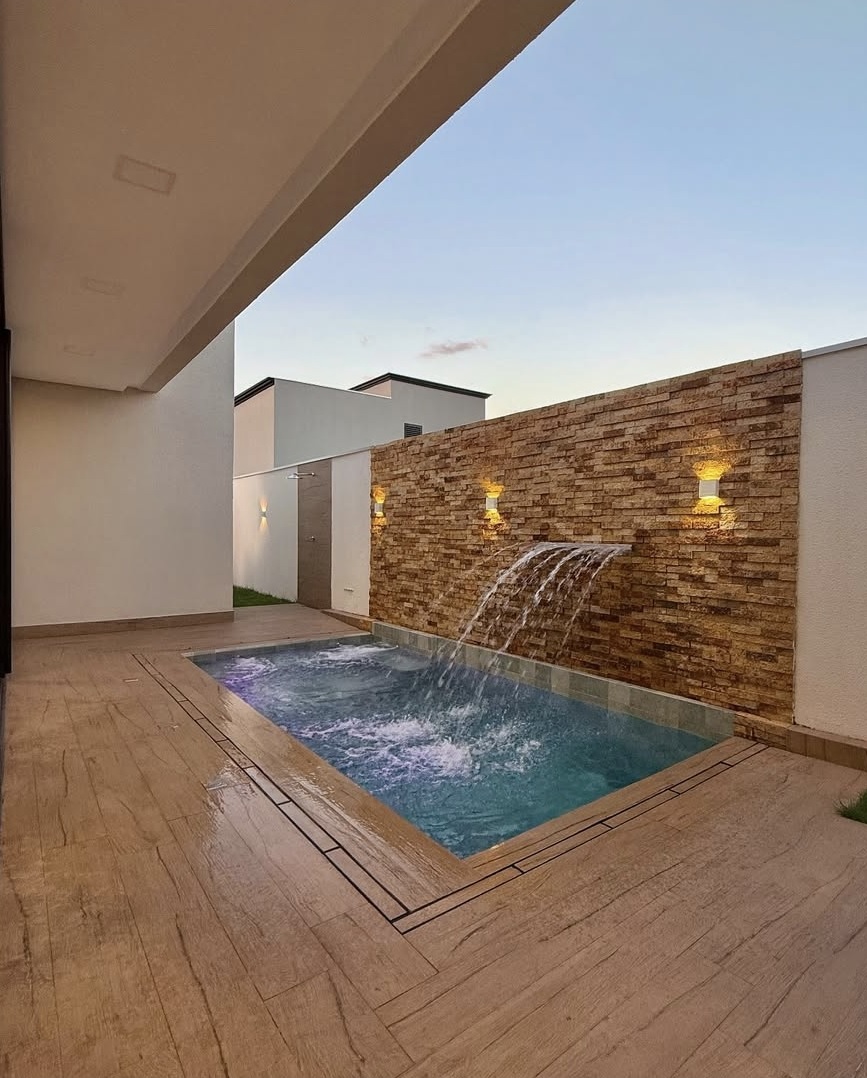Área de piscina em residência