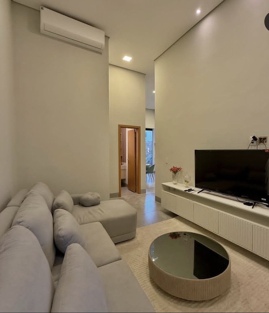 Sala ampla com iluminação natural